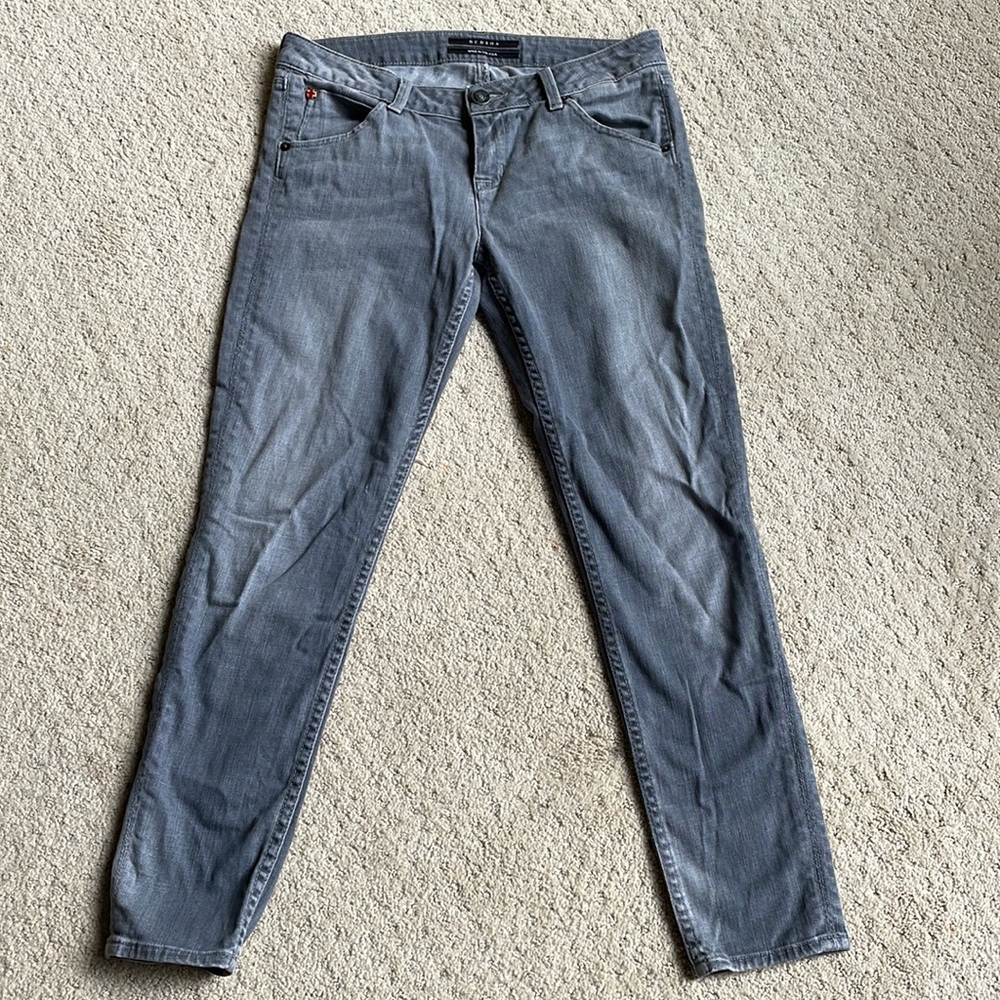 Hudson Stone Grey Collin Mid-rise Skinny Jean in Stone Wash Grey. 27